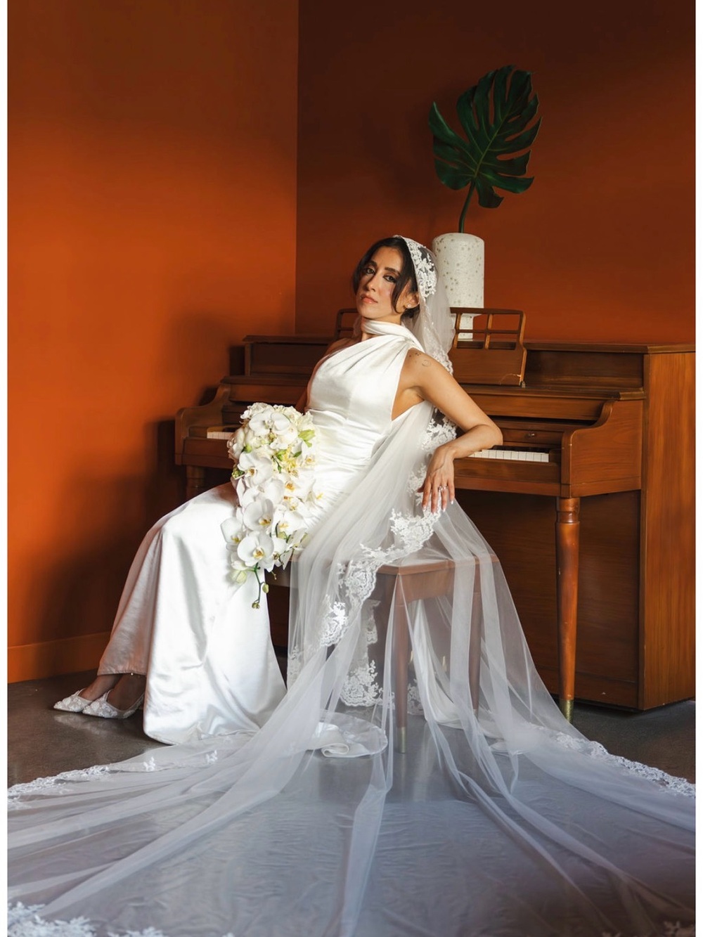 Relove miami boutique white Wedding Dress and Veil